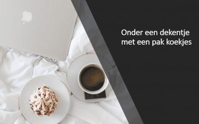 Onder een dekentje met een pak koekjes